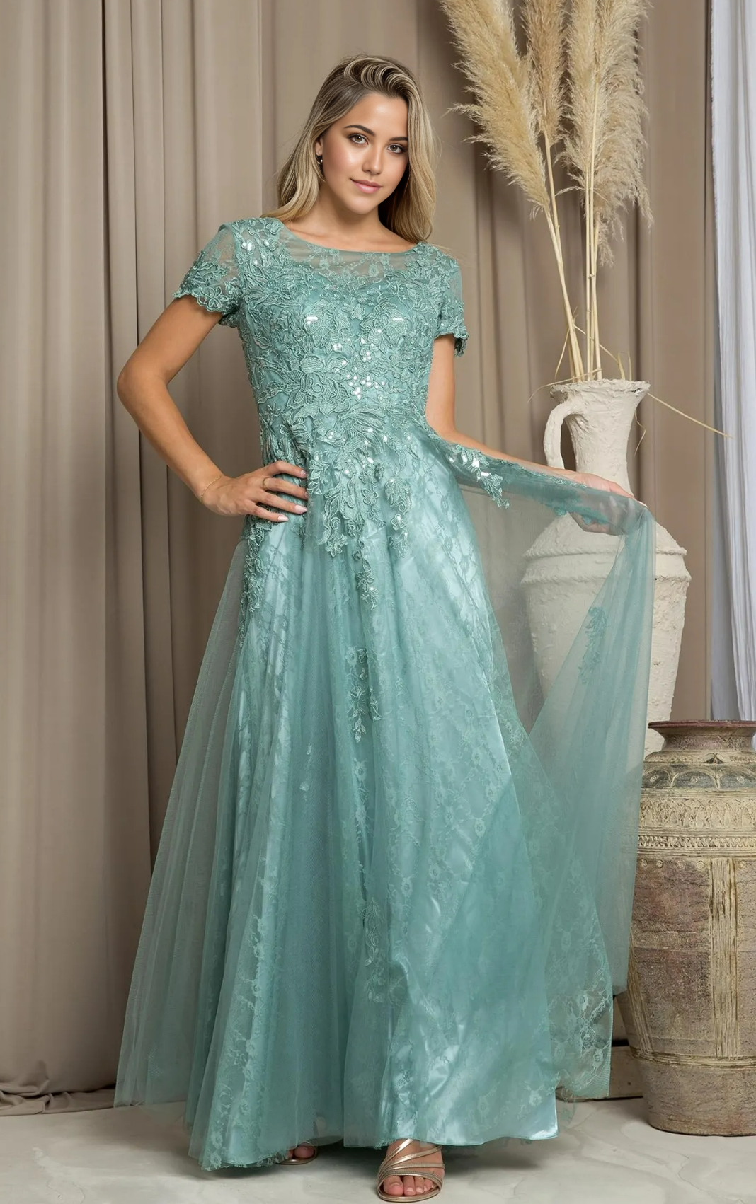 A-Line Mother of the Bride Dress Elegant Crew Neck Lace Short Sleeve with Appliques