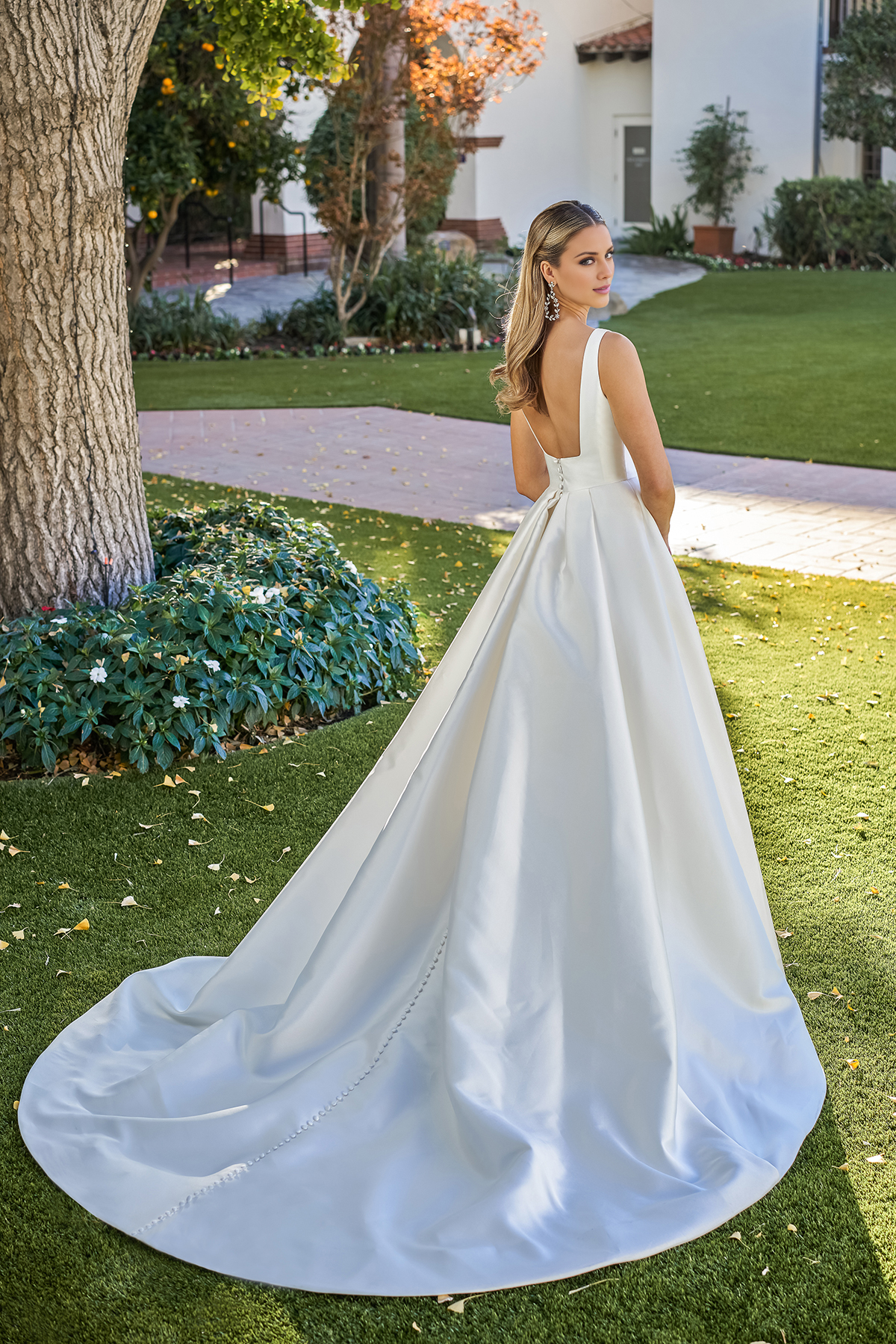 A-line deep V-satin tight corset and floor length wedding dress