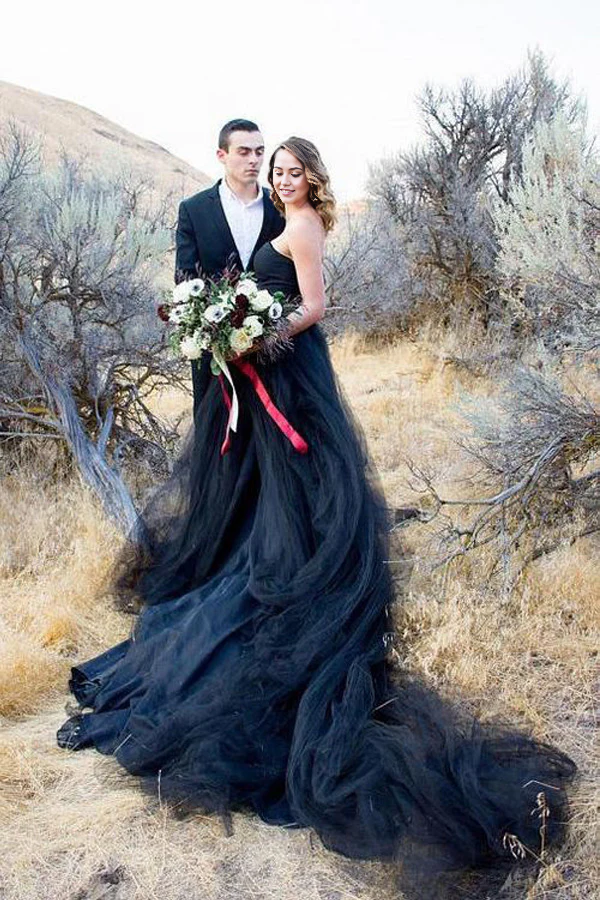 A-Line Gothic Black Sleeveless Wedding Dresses With Train