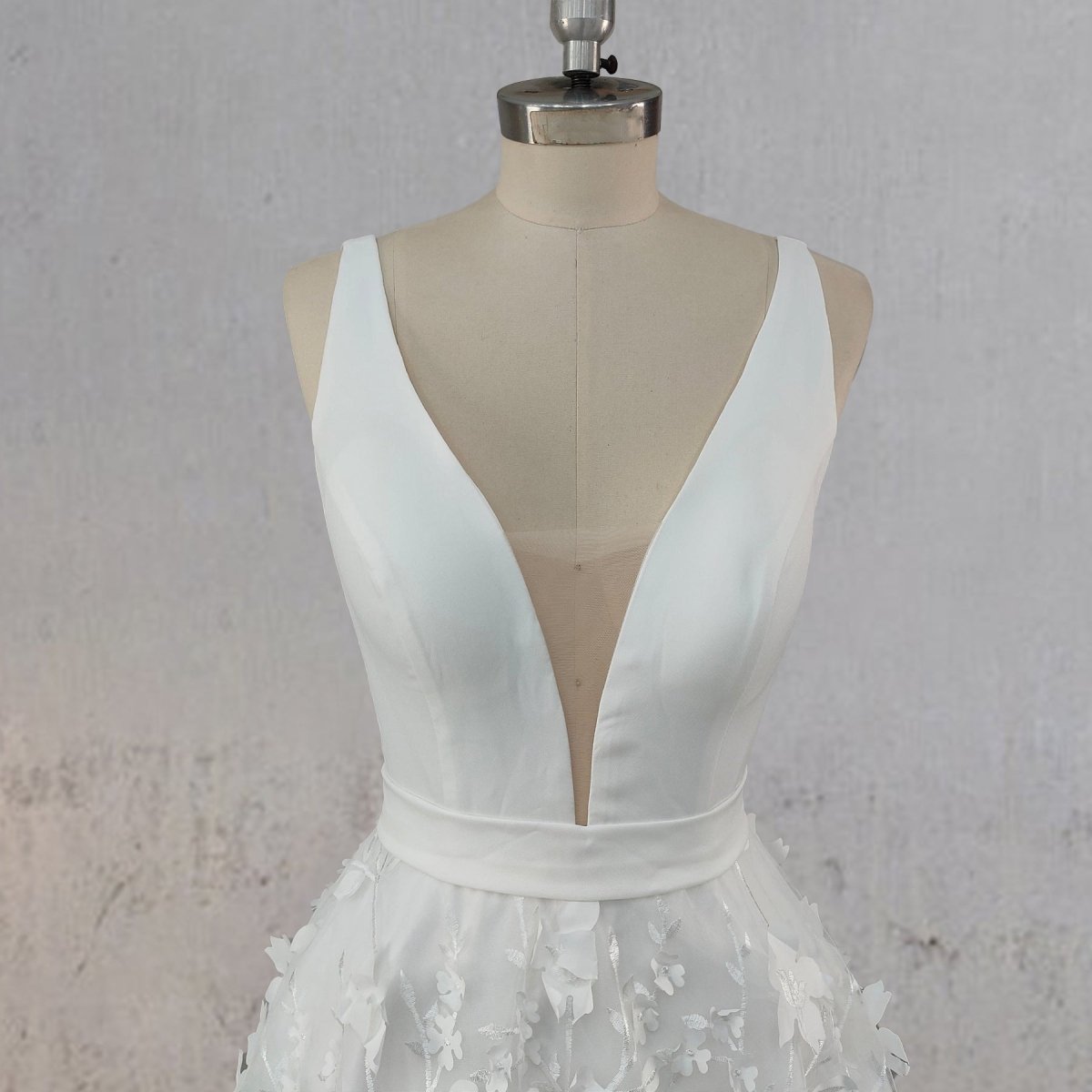 A Line White Tulle Lace Sleeveless Flowers Wedding Dresses