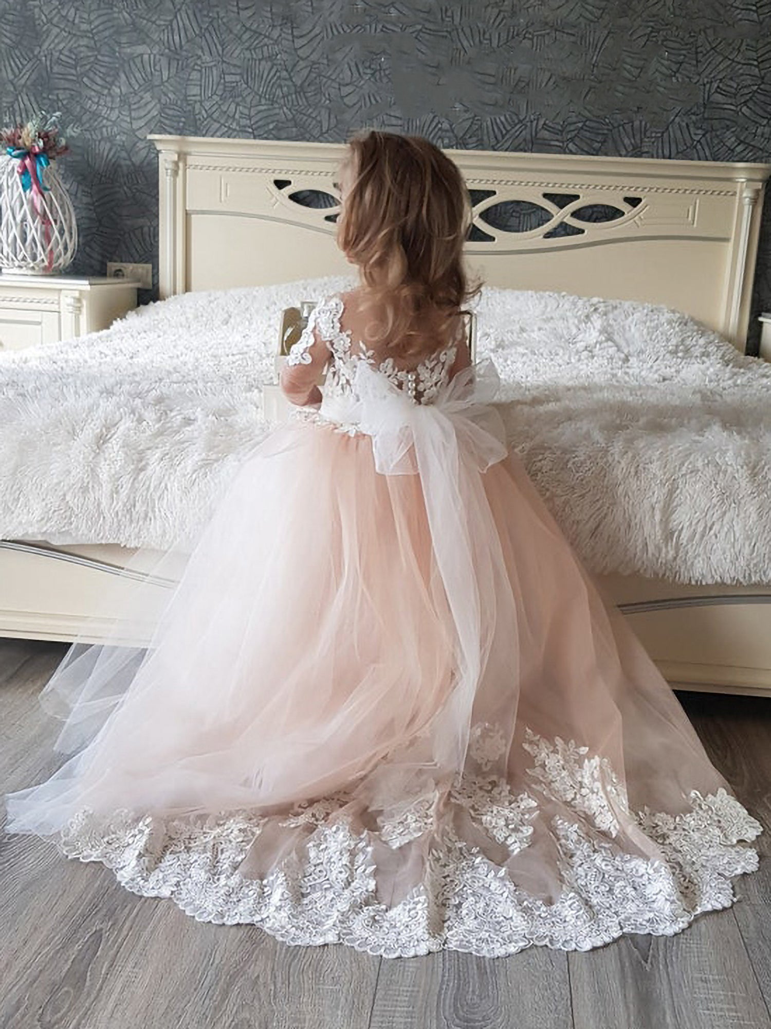 Gorgeous Half-Sleeves Tulle Lace Flower Girl Dress with Appliques and Bow