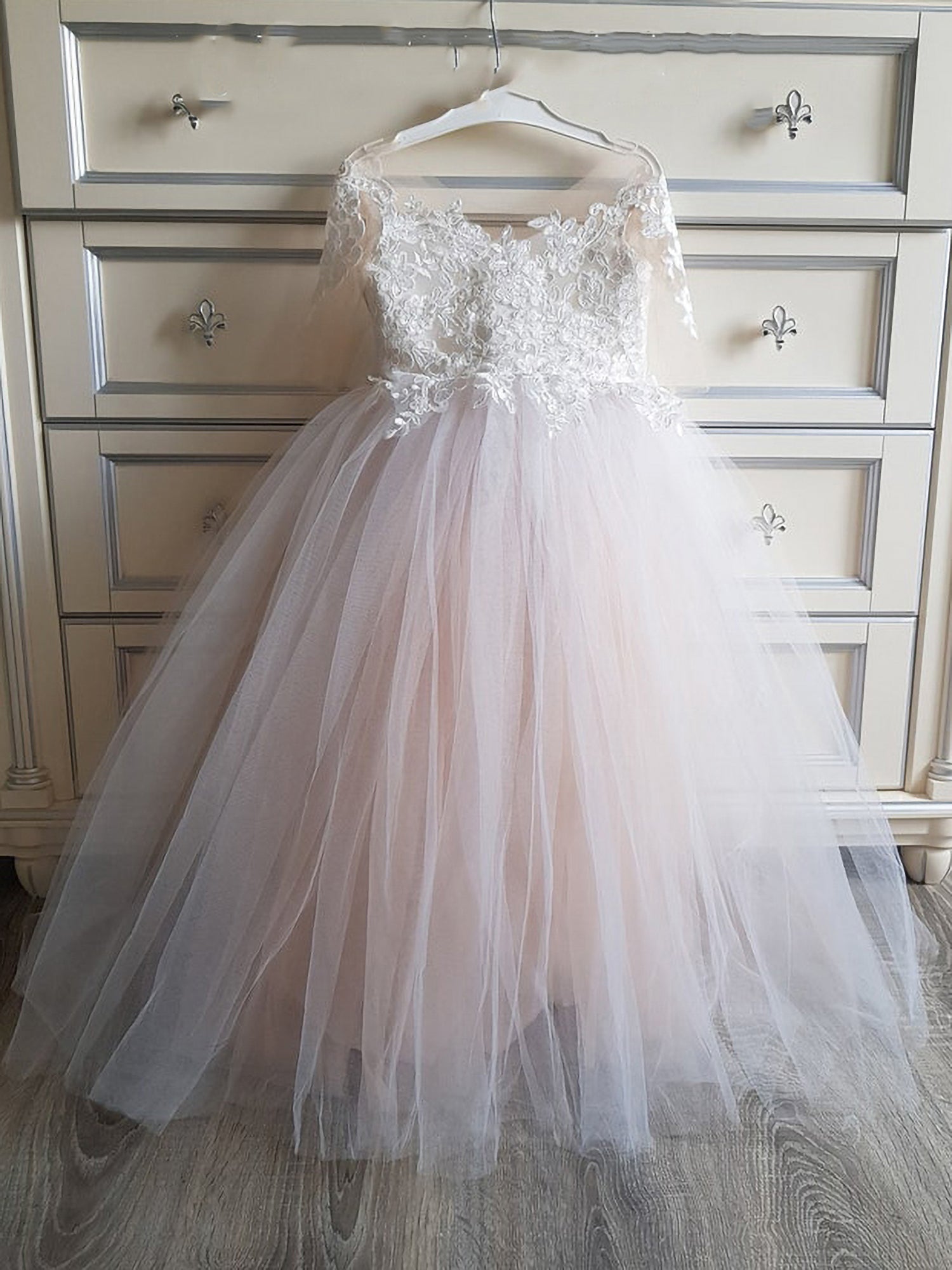 Gorgeous Half-Sleeves Tulle Lace Flower Girl Dress with Appliques and Bow