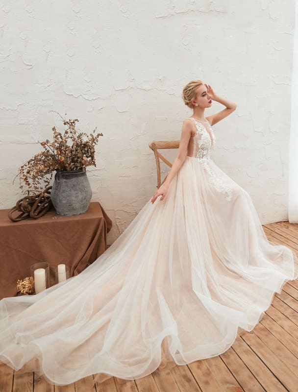 A Line Tulle Wedding Dress V Neck Sleeveless Bridal Gowns With Train