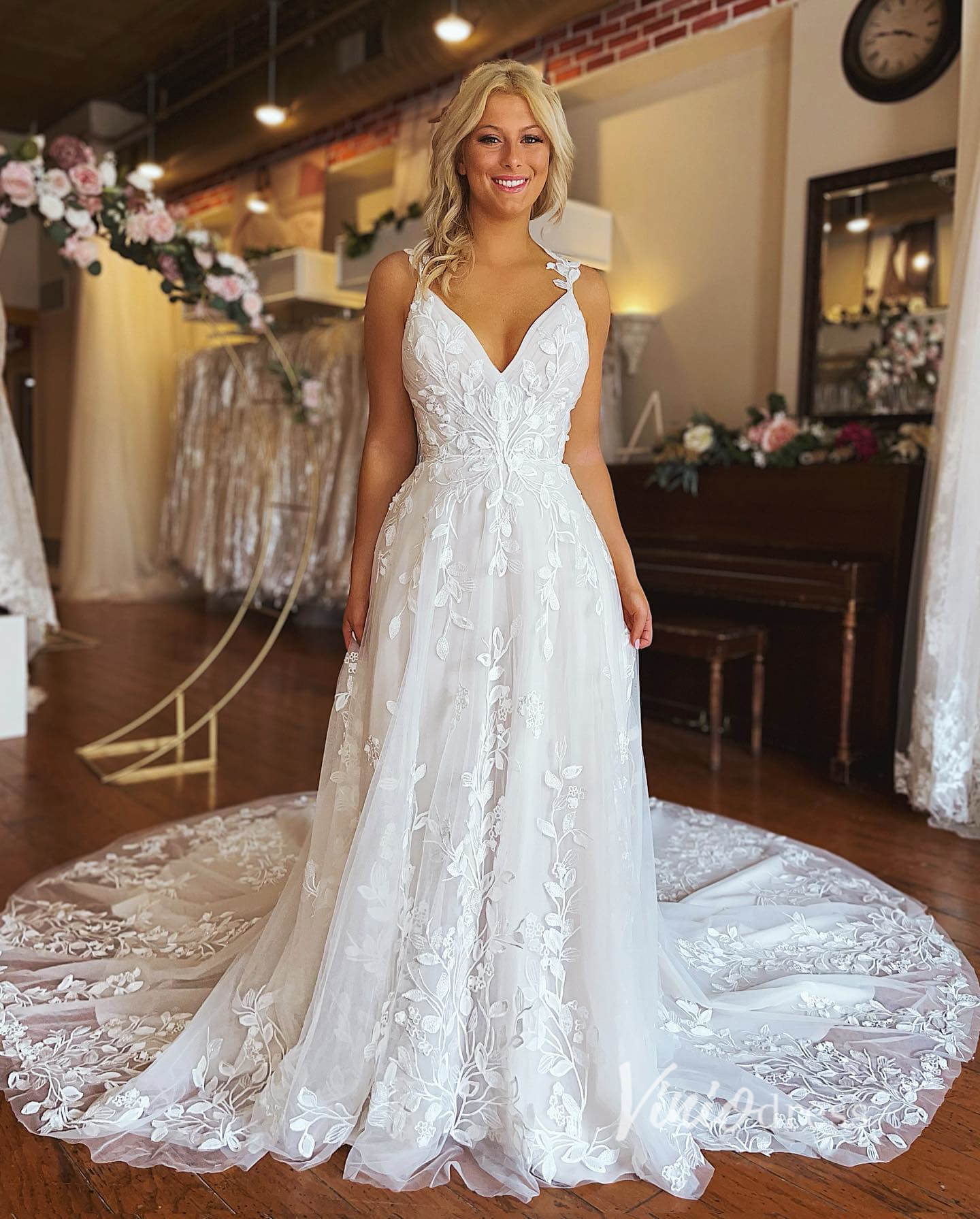 A-line Leaf Lace Appliqued Wedding Dresses with Long Train VW2118